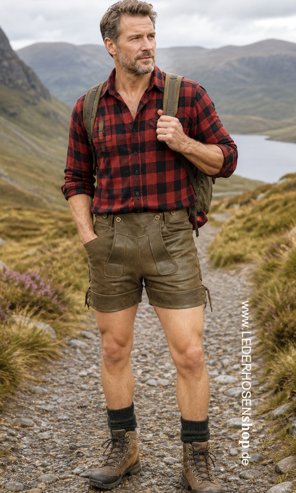 Flanellhemd, Rot-kariertes Hemd, Shorts, Leder-Shorts, Wanderschuhe, Flanellhemd, Karomuster, Lederhose, Shorts, Stiefel, Flannelshirt, Checker shirt, Lederhose, Ledershorts, Karo- shirt, Hemd, Karohemd, Schwarz, Weiß, Lederhose, T-Shirt, Rundhals, Shorts