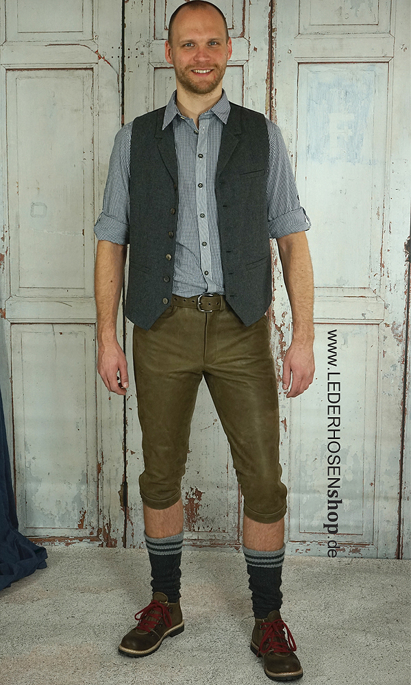 casualen outfit, hemds button up?, westen?, umgefaltete Ärmel, khaki hose, Weste, Hosen, Person, Stehend, Schuh,