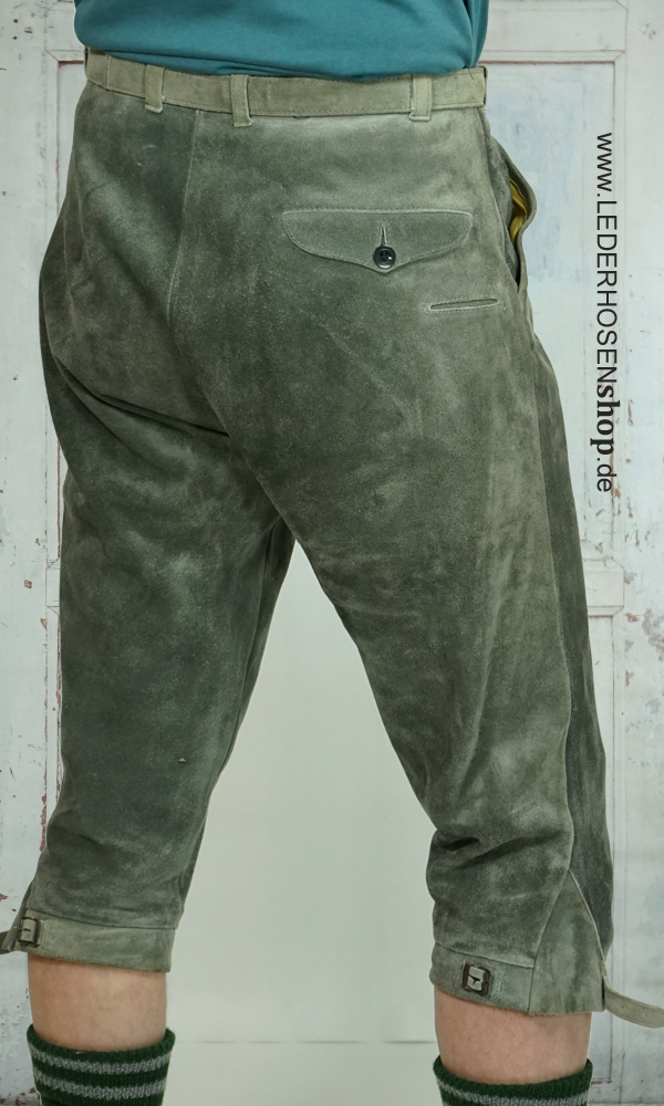 braided belt, pocket, button, green pants, knee-length,